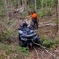 Martin ute med ATV i skog och mark